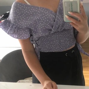 Lila blus - Jättefin lila prickig blus/topp dom aldrig använts!💗