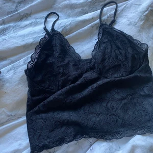 Topp - Linne/topp med spetsmönster, super fin och i bra skick!