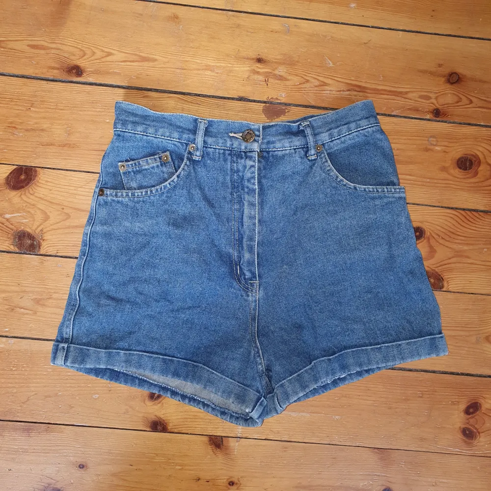 söta högmidjade jeansshorts i perfekt skick! stora fickor, markerad midja å lite A-linje vid benslutningen!. Shorts.