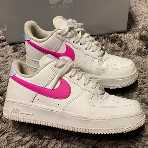Nike air force 1 - Pga av att jag ej kunde se några chatter lägger jag ut igen. Vita air force 1 med rosa märke, i superfint skick. Storlek 37.5! + 66kr frakt💗💗💗