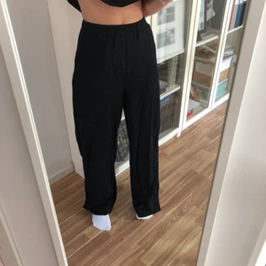 Raka byxor - Raka svarta lösa byxor med slits vid foten från Zara. Storlek s