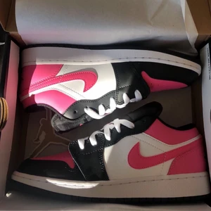 Jordans - ÄKTA! Säljer dessa rosa jordans då jag inte får någon användning av dem, super bra skick dem är som nya!💓