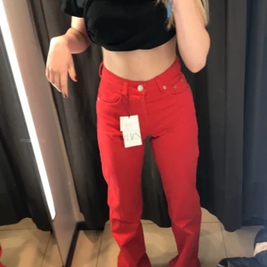 Röda zara jeans - Skit snygga zara jeans i stl 32. Säljs för ej kommer till användning🥰 köpta för 450kr