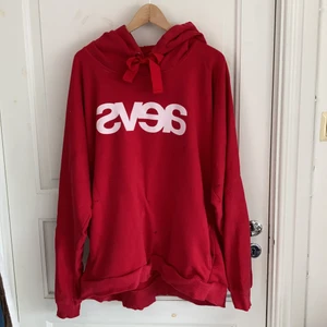 Stor svea-hoodie - En stor och mysig röd svea-hoodie köpt från Ullared för några år sedan. Den har lite hårfärg på sig men inget jättestort, den är använd ett par gånger