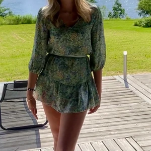 Klänning Zara  - Jättefin klänning från Zara som dessutom är slutsåld. Endast provad. Köpare står för frakt 💚💚 