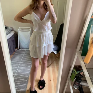 Vit Volangkjol - endast testad men tog av lapparna då jag var för ivrig😅 Ifrån princesspolly där den kostade 36 dollar(ca 310kr) plus tull. Strl är 36 men den har super bra resår så passar även 34 som jag har☺️ Köpare står för frakt!😄