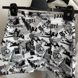 kjol m mönster - tidningsmönster, från asos, använd få gånger! Kan mötas upp o frakta (köparen står för frakt)