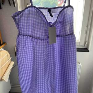 Säljer denna extremt fina klänningen från hm då den va alldeles för liten:(((( prislapp kvar! Strl 34 och säljer för 100kr + 20 frakt! Hör av vid intresse!!💕 BUD 120
