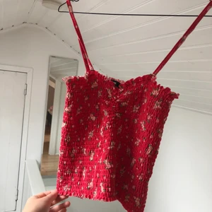 Topp från Bikbok - Söt topp från Bikbok 🌺 Stretchig och croppad, storlek S