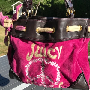 Juicy väska!  - Så cool vintage juicy väska, perfekt för den där 2000-tals känslan! Rymlig och i bra skick, väldigt fin i färgen! Säljer pga använder för lite! 