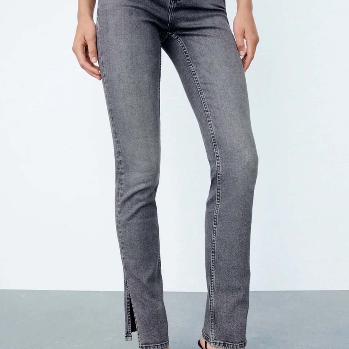Gråa Zara jeans med slits, stolek 34