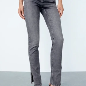 Gråa Zara jeans med slits, stolek 34 - Säljer mina tidigare favorit jeans som tyvärr inte hann användas jättemycket. Jeansen är i fin form och har inga skador alls. Säljer jeansen pågrund av att dom är för små och passar mig inte längre💗 Annars jätte fin färg, slits, längd och  form på kroppen. Hoppas du gillar dom. Pris kan diskuteras🥰Om ni vill ha egna bilder så är det bara att skriva. 