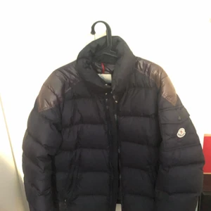 Moncler Chavelier - Otroligt bekväm Moncler, Size 2 (M), funkar perfekt nu under vintern. Finns kod för äkthetsbevis på insidan