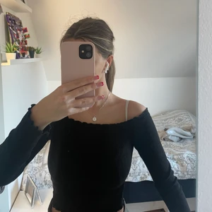 Off shoulder topp - Fin och basic off shoulder topp med volangliknande kanter från gina tricot. Säljes eftersom används inte längre. Kort magtröja som är i xs men med stretch så skulle säga passar S också.  