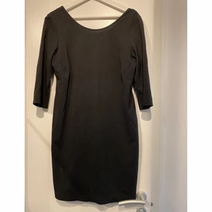 klänning  - Tight klänning ner till knäna . Lite öppen på ryggen 