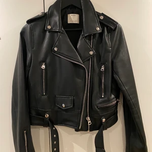 Svart Läderjacka  - Svart läderjacka/skinnliknande från Bershka. Knappt använd! Storlek M 
