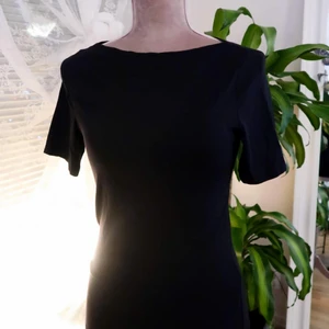 Vero Moda Top - En svart Vero Moda top i storleken XS. En simpel top som både går att klä upp och ner. Har en båtringning vilket gör den lite annorlunda! Använd endast en gång! 