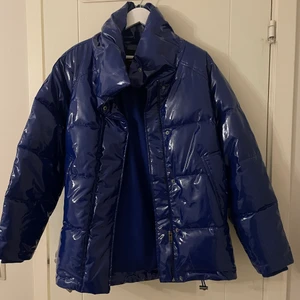 Monki jacka storlek XS - Oversized jacka från monki, blå färg.