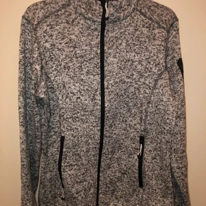 Fleecejacka  - Gråsvart fleecejacka, endast använd en gång ✨Frakt +79✨