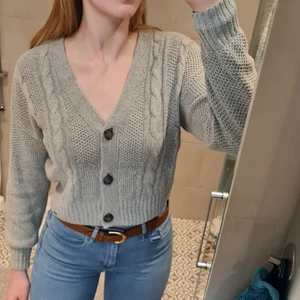 Hollister Cardigan - En gång stickad kofta ifrån Hollister I storleken M. Är I fint skick och passar till mycket!