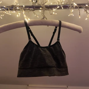 Träningstopp i gråsvart melerad - En träningstopp från HM i storlek XS i en fin gråsvart melerad färg❤️