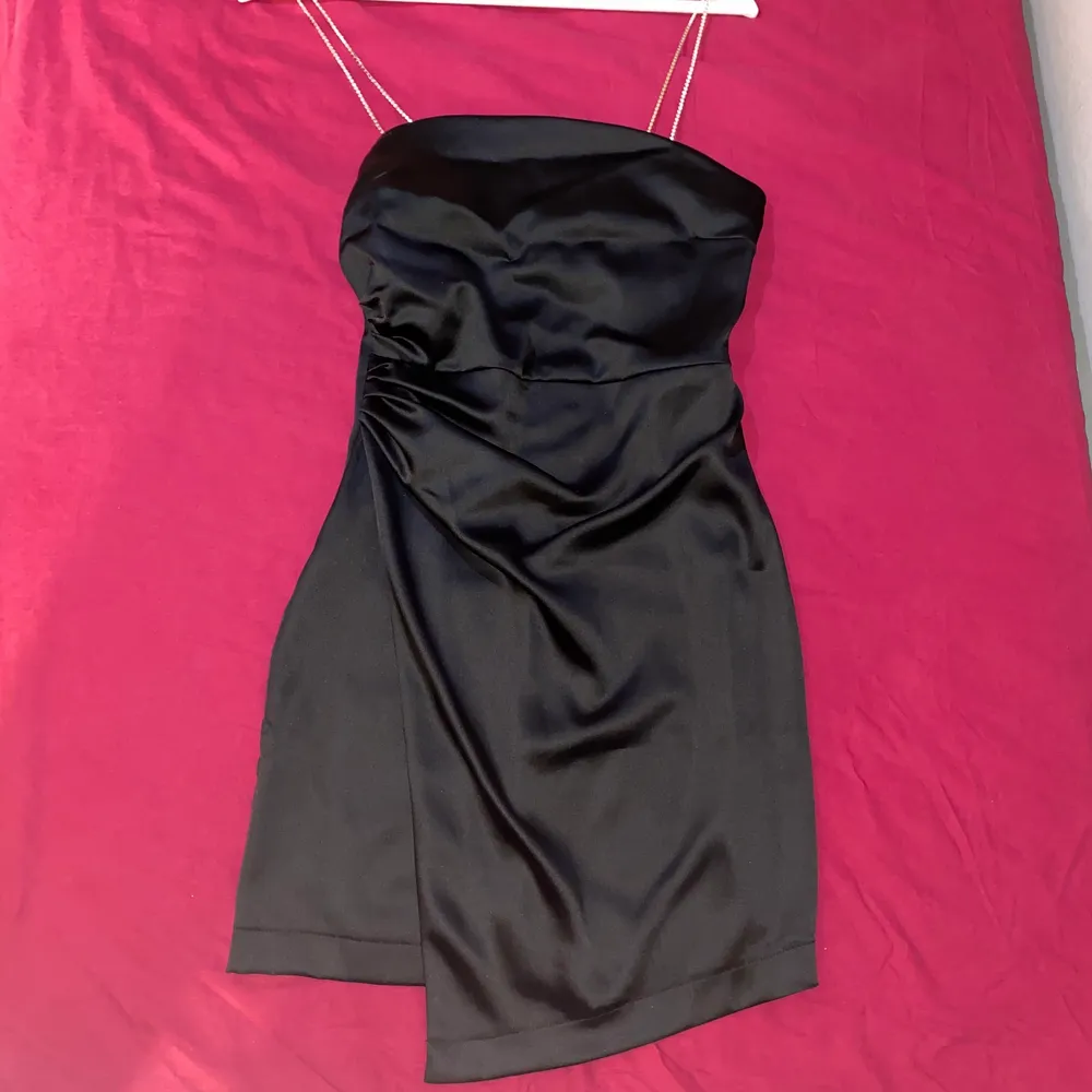 Säljer nu denna helt slutsålda super fina svarta klänningen från Zara i storlek XS. Den är helt oanvänd. Säljer pågrund av att storleken inte passa mig. Hör av dig om du vill veta mer eller få fler bilder på klänningen. Nypris är 399kr, köparen står för frakten!. Klänningar.