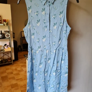 Skjortklänning - Skjortklänning med öppen rygg. Aldrig använd. Från djur och rökfritt hem. Kan skickas mot fraktkostnad 