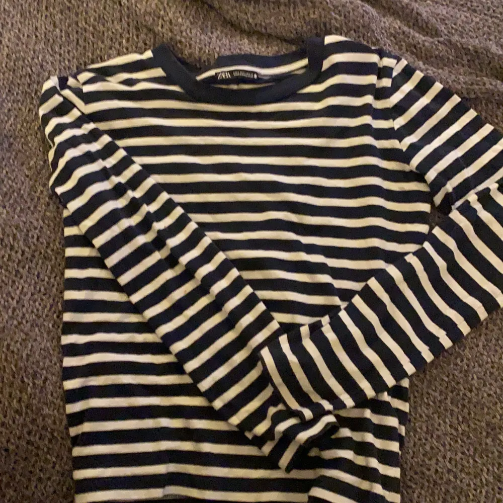 Detta är en superfint randig zara tröja som jag har köpt här på plick, aldrig använt, är i jättebra skick. Tröjor & Koftor.