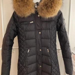 Rockandblue äkta päls  - Säljer min äkta päls Rockandblue jacka pågrund av den inte kommer till användning, köpt i Kajs förra vinter. 