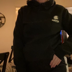 Casper the friendly goast - En ball hoodie med självlysande tryck på casper the friendly goast! Storlek S! Sparsamt använd så i gott skick! Köparen står för frakten (66kr) 🥰! Hårar av och tvättar självklart innan den säljs! 🐱