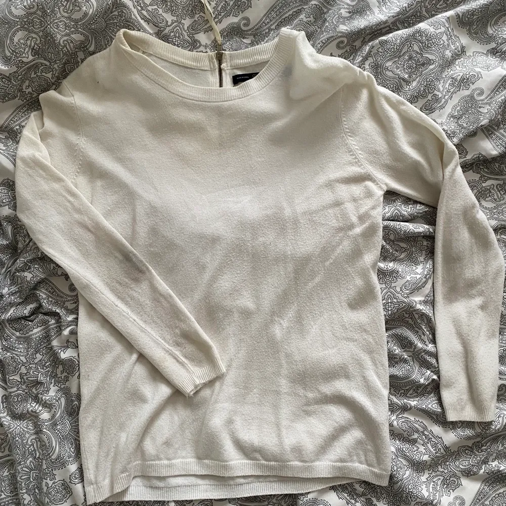 Vit långärmad tröja från Zara, den har en kort dragkedja på ryggen!! Stretchigt material🤩. Tröjor & Koftor.
