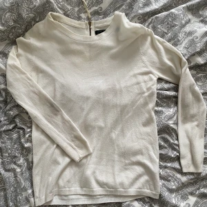 Long sleeve  - Vit långärmad tröja från Zara, den har en kort dragkedja på ryggen!! Stretchigt material🤩