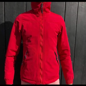 Kingsland Jacka - Jackan är ifrån ”Kingsland Classic Collection” och är i superfint skick. Den är vind-och vattentät, och på insidan är den fodrad med ett fleece-material. Under armhålorna finns det dragkedjor man kan öppna ifall man behöver vädra eller det blir för varmt. Den finns två fickor på framsidan av jackan, även dessa med dragkedjor. Storleken är XXXS, vilket motsvarar ungefär 146/152. Nypris cirka 1300kr. Ifall det är många intresserade blir det budgivning 💗