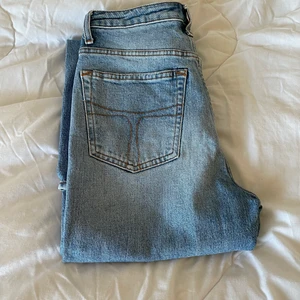 Jeans, Tiger of Sweden - Säljer mina jättefina midrise jeans från Tiger of Sweden då de tyvärr är alldeles för små för mig som normalt har storlek 38 i jeans. Det står att de är storlek 28/32”, men innerbensmåttet är bara 70cm. Köparen står för frakt! Buda i kommentarerna! Nypris ca. 900kr.