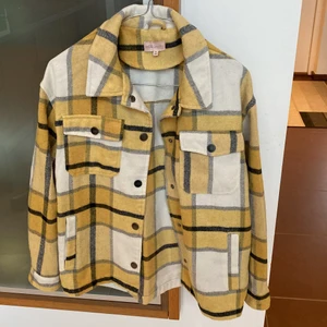 Jacka  - Vår jacka som är i vit, gul och svarta mönster. Den är väldigt annorlunda och utstickande och kan får en tråkig outfit att bli  snygg! Den är är bra skick och bara använd i ett fåtal gånger. Om man vill se fler bilder så skriv! Perfekt till våren 😇🤩