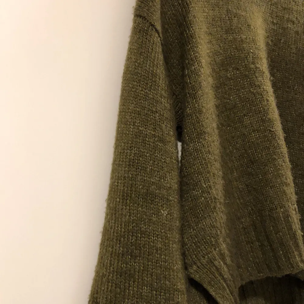 Fin stickad olivgrön tröja från GinaTricot som inte kommit särskilt mycket till användning och förtjänar en ny ägare. I fint skick.. Tröjor & Koftor.