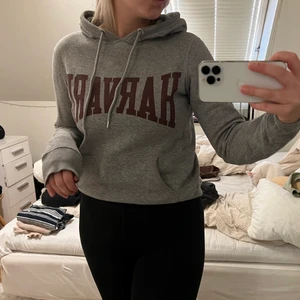 Hoddie - Grå Hoddie med vinrött tryck ”Harvard”, jätte mysig och fint skick 