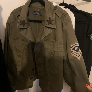 Ralph Lauren jacka - Säljer nu en av mina favvo jackor, lite svalare material med långa ärmar och en oversized fit. Köpt för 1 år sedan💕