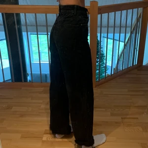 Jeans  - Svarta jeans från Zara, säljes pga för små