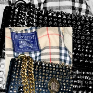 Oversize Burberry kappa - Säljer min älskade burberry kappa pga att den inte kommer till användning. Den är inköpt på tradera och har inga kvitton eller certifikat på äkthet, därav det låga priset. Storleken är jag osäker på men skulle gissa på 40. Den ger en snygg oversize look och passar till vilken outfit som helst!