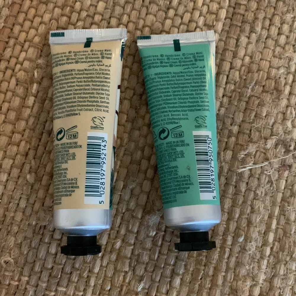 Två nästan helt oanvända handkrämer från the body shop i doften varm vanilj & vinter Jasmine, doftar fantastiskt och har bra skick! Köp båda för 40kr eller en för 20kr!❤️. Övrigt.