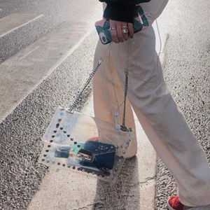 Genomskinlig väska från Carin Wester - OBS EJ DEN PÅ FÖRSTA BILDEN. Säljer en genomskinlig väska från Carin Wester som är helt oanvänd. Nypris var 500kr. Köpare står för frakt 