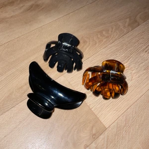 Hårklämmor i fint skick - Hårklämmor i fint skick, knappt använda. Den stora kostar 10kr + frakt. De små kostar 5kr/st + frakt💕