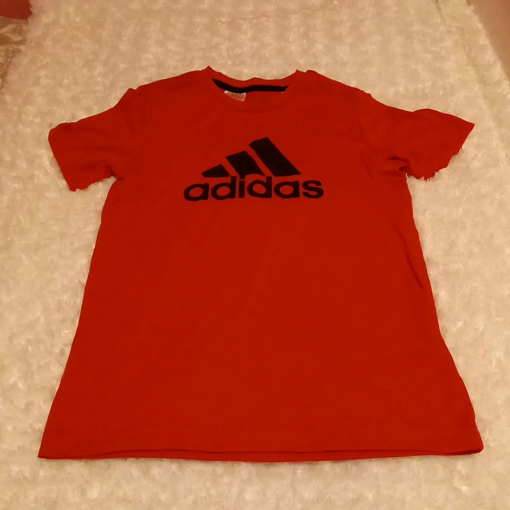 Adidas, size 152, 11-12 år gamal, röd, t-shirt, long köparen står för frakt 66 kr säljer då för att jag inte tyckte den passade min stil. T-shirts.