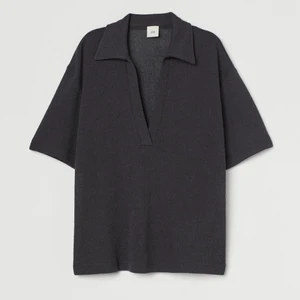 Stickad topp - Superfin t-shirt från HM i ett stickat material. Storlek 36. HELT SLUTSÅLD☺️ Helt oanvänd med prislapp kvar.