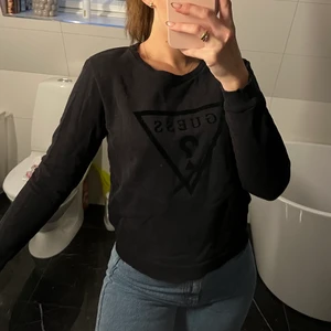 Tröja från Guess - Svart tröja från guess i stl XS. Snålt använd och i jätte fint skick. Lite tjockare material, typ som en hoodie fast utan luvan. 