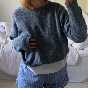 Stickad tröja - Jättefin stickad tröja från HM💕 köpt här på plick och då var den ganska nopprig, jag har dock fixat den så att den inte är nopprig längre! (Första bilden är lånad)