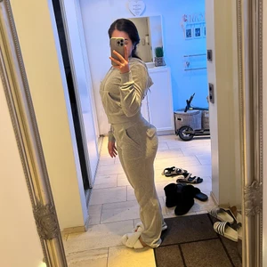 Juicy vouture set - Säljer Mitt gråa juicy set som är slutsålt. Brukar vanligtvis ha Xs i juicy byxa men just i den gråa färgen va strl mindre. Har M i den. S i kofta. Säljes för 1300 plus frakt🌸 men öppnar budgivning ifall fler är intresserade, isf💖SÄLJS EJ SEPARAT 