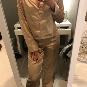 Pyjamas  - Pyjamas båda delarna. Tröja stl s och byxa stl m