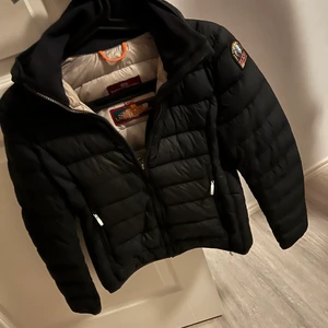 Parajumper jacka junior M - Fin parajumper jacka junior M lite lagad i vänstra hörnet se bilder djur o rökfri 